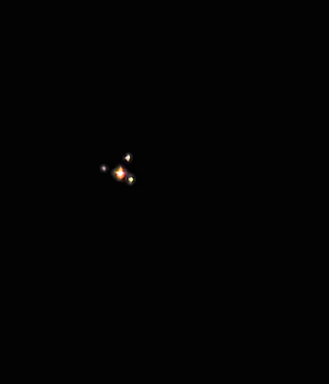 Ζουν τελικά ανάμεσά μας; Τα νέα αρχεία για UFO με αναφορές που προκαλούν ανατριχίλα Φωτεινά σημεία σε τριγωνικό σχηματισμό στον νυχτερινό ουρανό, σε εικόνα που συνδέεται με αναφορές για άγνωστα εναέρια αντικείμενα