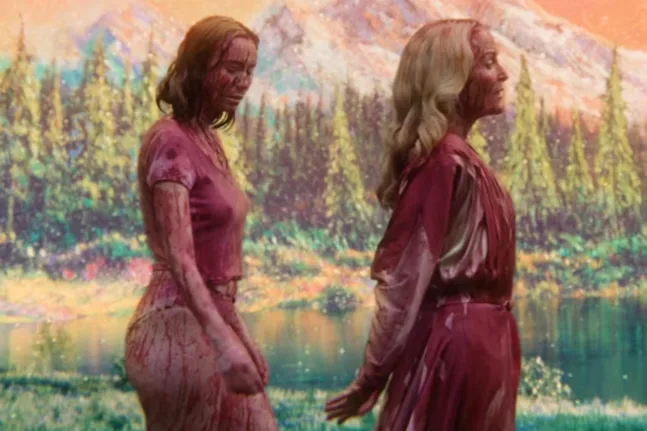 Η Gillian Anderson και η Hannah Einbinder στο «Teenage Sex and Death at Camp Miasma»