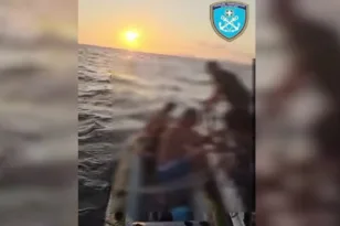 Σαρωνικός: Τέσσερις Ρουμάνοι κινδύνευσαν με φουσκωτή λέμβο ΒΙΝΤΕΟ