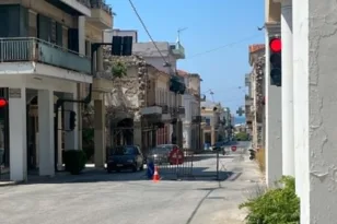 Πάτρα: Τι συμβαίνει με τη Γερμανού; Κανείς δεν ενημερώνει – Ετοιμόρροπο το κτίριο, πολίτες ανοίγουν τα κάγκελα