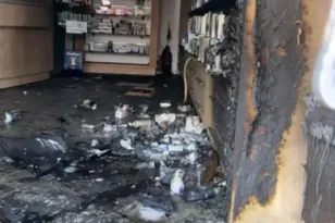 Αρκαδία: Καρέ-καρέ ο εμπρησμός φαρμακείου στη Βλαχέρνα – Δύο δράστες έβαλαν φωτιά