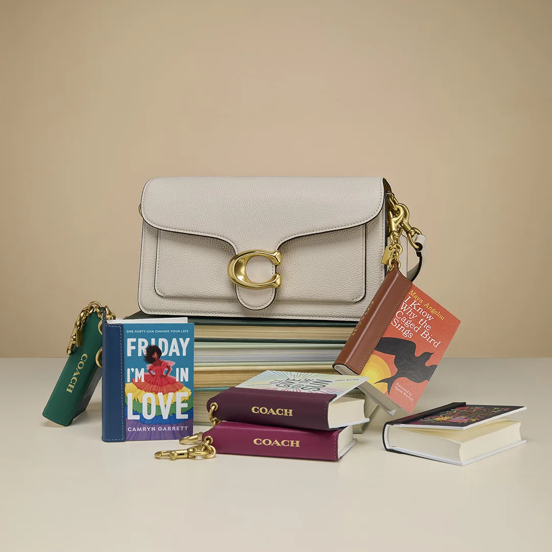 Φοράς Τζέιν Όστεν; Το βιβλίο έγινε το νέο fashion statement Τα book charms της Coach