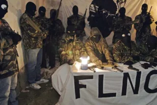 «Μείνετε στα σπίτια σας»: Μασκοφόροι με όπλα στέλνουν απειλητικό μήνυμα στην Κορσική