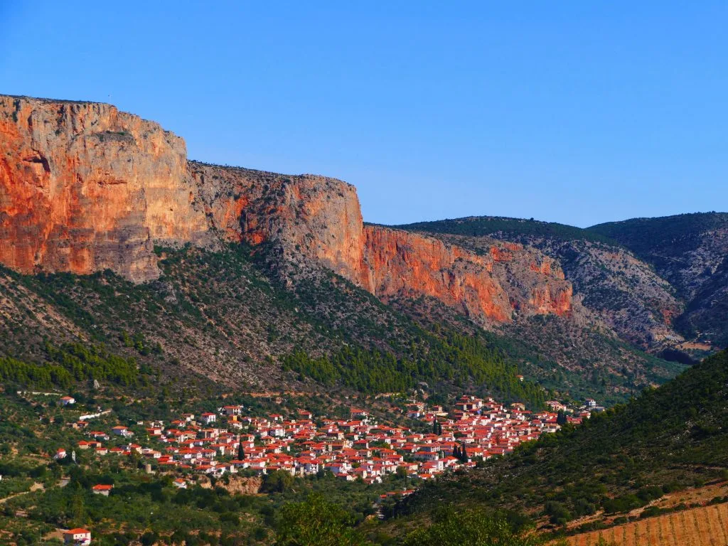 Η Πελοπόννησος που δεν έχεις δει: Από το γαλάζιο του Τυρού στο λευκό χωριό του Πάρνωνα Alt text: