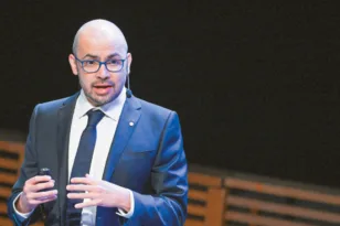 Ντέμης Χασάμπης: Ποιος είναι ο Ελληνοκύπριος νομπελίστας που αναλαμβάνει το «τιμόνι» της AI της Google