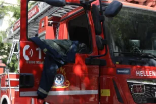 Επιχείρηση της Πυροσβεστικής για φωτιά σε υπόγειο γκαράζ στο Ελληνικό