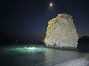 Δέος στον απεγκλωβισμό τουρίστα σε βράχο 20 μέτρων στη Φυριπλάκα Μήλου, ΦΩΤΟ