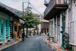 Αυτό το χωριό είναι η εικόνα που έχουμε στο μυαλό μας όταν λέμε «φθινοπωρινή απόδραση»