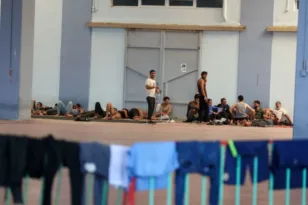 Σέρρες: Μετανάστες επιτέθηκαν σε αστυνομικούς με πέτρες!