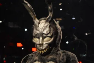 Το «Donnie Darko» επιστρέφει 25 χρόνια μετά – Με βιβλίο 600 σελίδων