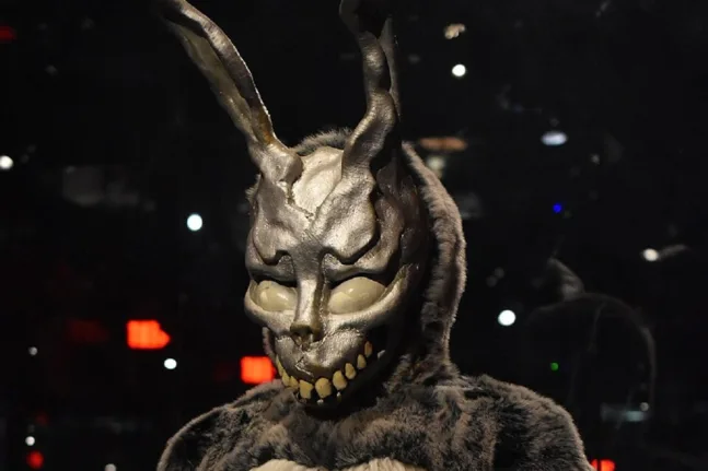 Το «Donnie Darko» επιστρέφει 25 χρόνια μετά – Με βιβλίο 600 σελίδων
