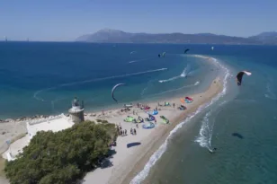Η περιπέτεια με ιστιοφόρο με δύο επιβάτες, που προσάραξε και ρυμουλκήθηκε στην Πάτρα