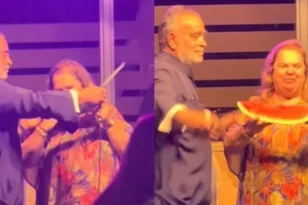 Το πανηγύρι είχε απ’ όλα: Ιερέας έκοψε καρπούζι στο πάλκο και τάισε την Έφη Θώδη – ΒΙΝΤΕΟ