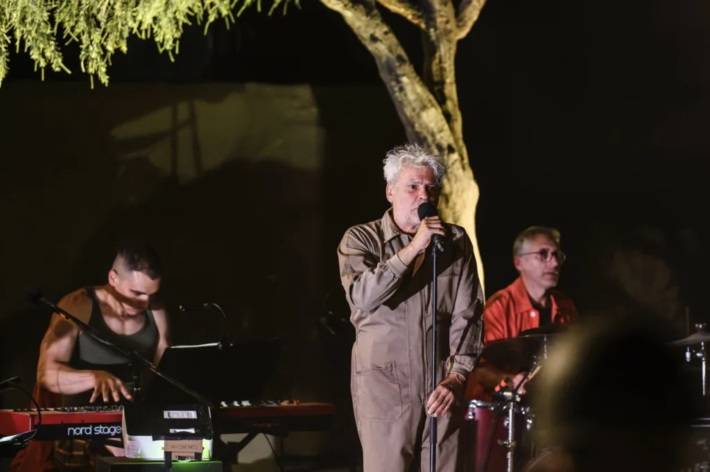 «Ειρήνη»: Η παράσταση του Νίκου Καραθάνου και του Φοίβου Δεληβοριά έρχεται στην Πάτρα
