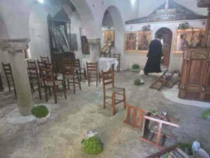 Επίθεση βανδάλων σε εκκλησάκι στον Σαρωνικό, ΦΩΤΟ