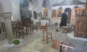Επίθεση βανδάλων σε εκκλησάκι στον Σαρωνικό, ΦΩΤΟ