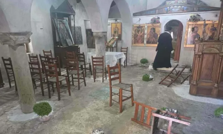 Επίθεση βανδάλων σε εκκλησάκι στον Σαρωνικό, ΦΩΤΟ