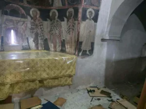 Επίθεση βανδάλων σε εκκλησάκι στον Σαρωνικό, ΦΩΤΟ
