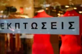Θερινές εκπτώσεις: Ψυχρολουσία στα ταμεία – 7 στις 10 μικρομεσαίες κάτω από πέρυσι