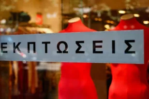 Θερινές εκπτώσεις: Ψυχρολουσία στα ταμεία – 7 στις 10 μικρομεσαίες κάτω από πέρυσι