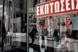 Πάτρα: Χαμηλή επισκεψιμότητα και τζίροι στις εκπτώσεις, οι έμποροι ελπίζουν στον Αύγουστο