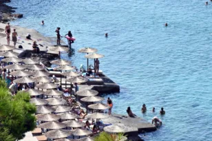 Η ΑΑΔΕ «χτενίζει» τους τουριστικούς προορισμούς: Στο στόχαστρο ταβέρνες, καταλύματα και beach bar