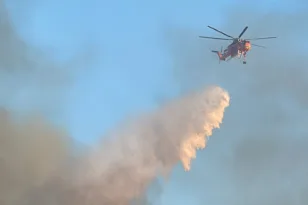 Καπνοί από τη φωτιά στη Βαγγελίστρα Μαραθοκάμπου στη Σάμο