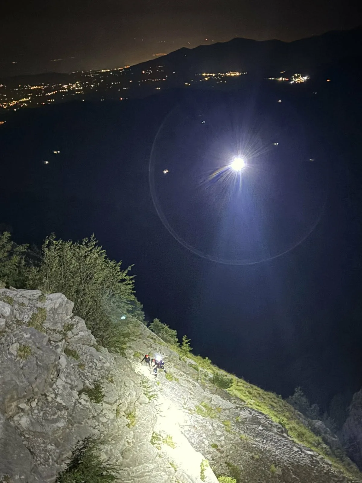 Αλεποχώρι Αχαΐας: Με σχοινιά μέσα στη νύχτα η διάσωση των δύο αδελφών – ΒΙΝΤΕΟ, ΦΩΤΟ