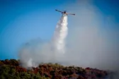 Αιγιάλεια: Ολονύχτια μάχη με τις φλόγες, 112 και εκκενώσεις – Ενισχύθηκαν οι δυνάμεις στις Νεραντζιές, επιχειρούν 4 αεροπλάνα και 2 ελικόπτερα ΒΙΝΤΕΟ