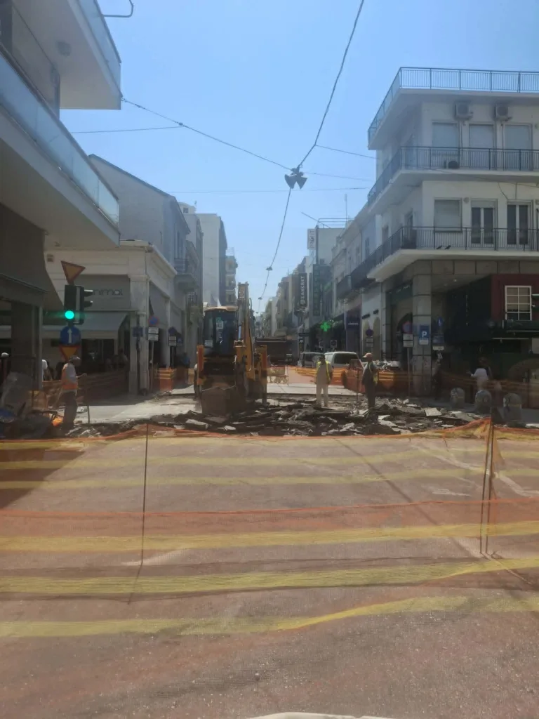 Πάτρα: Αντιδράσεις για το «μπλόκο» στην Ερμού - Για πόσο καιρό θα μείνει κλειστός ο δρόμος Πάτρα: Αντιδράσεις για το «μπλόκο» στην Ερμού - Για πόσο καιρό θα μείνει κλειστός ο δρόμος