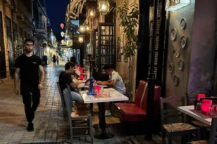 Πτώση 30% σε καταστήματα εστίασης της Πάτρας – Πέντε ιδιοκτήτες εξηγούν τους λόγους