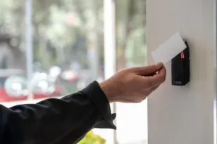 Φοιτητικές εστίες: 1 δισ. ευρώ για 8.609 νέες κλίνες – Είσοδος με κάρτα και τέλος στους αυτοδιαχειριζόμενους χώρους