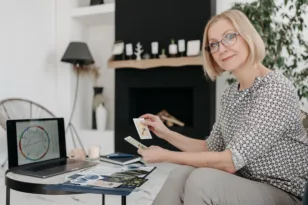 Γυναίκα με tarot μπροστά σε laptop