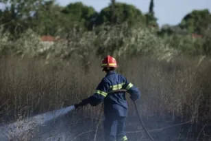 Πάτρα: εστίες φωτιές σε Ριγανόκαμπο και Χάραδρο, στους καταυλισμούς Ρομά