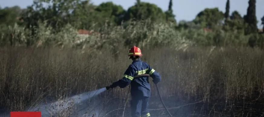 Πάτρα: εστίες φωτιές σε Ριγανόκαμπο και Χάραδρο, στους καταυλισμούς Ρομά