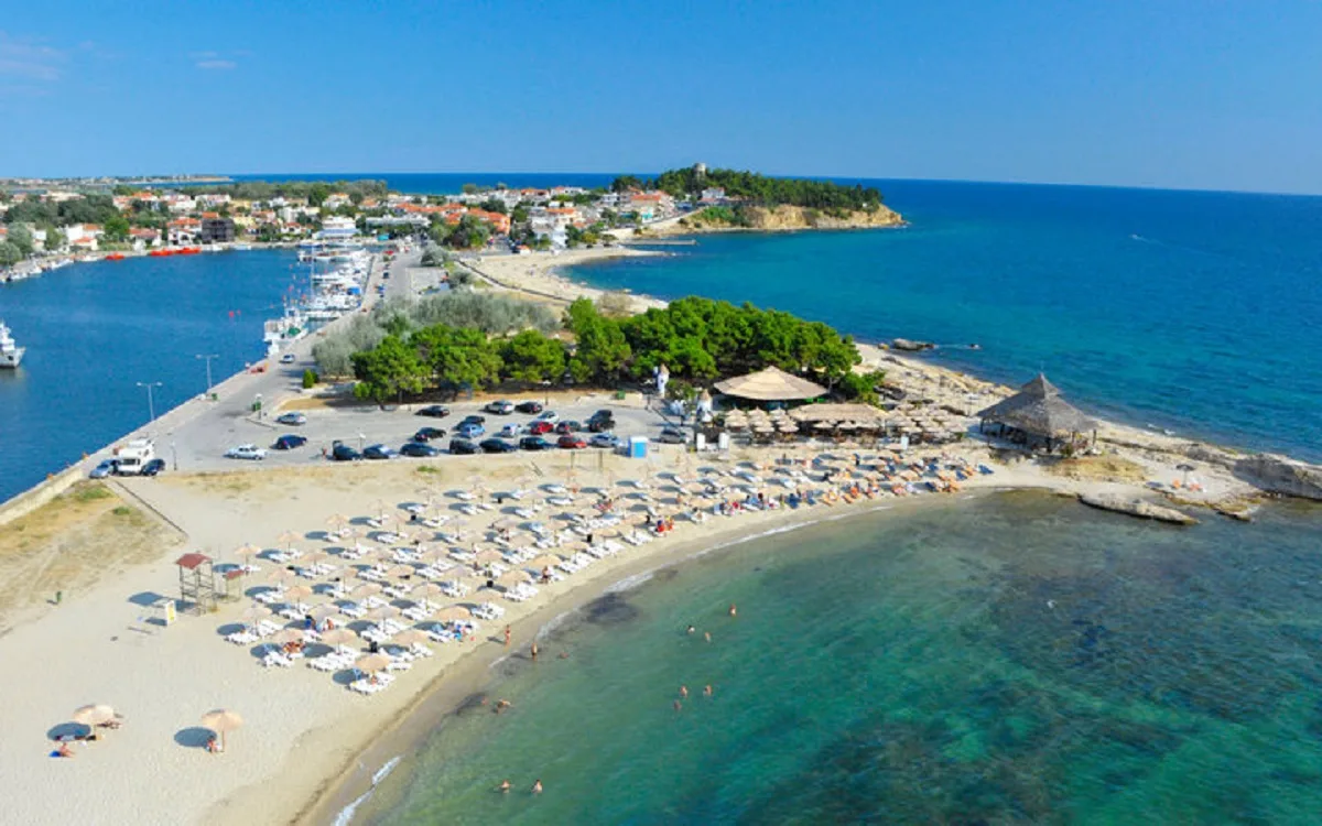 Δεν έκλεισες ακόμα διακοπές; 5 μέρη δίπλα στη θάλασσα όπου αξίζει να ψάξεις δωμάτιο τώρα Αεροφωτογραφία του Φαναρίου Ροδόπης με την παραλία, το λιμάνι και τον παραθαλάσσιο οικισμό