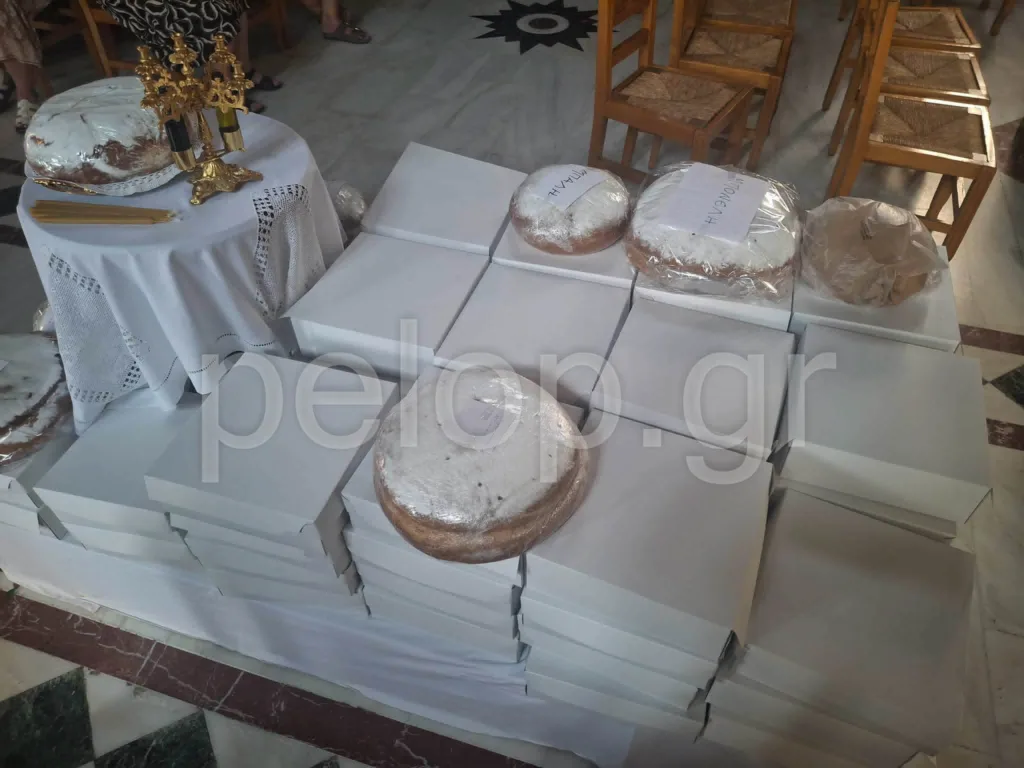 Πλήθος πιστών στον Άγιο Φανούριο στην Πάτρα – Οι φανουρόπιτες και τα τάματα για τον «Άγιο που φανερώνει» ΦΩΤΟ Πλήθος πιστών στον Άγιο Φανούριο στην Πάτρα – Οι φανουρόπιτες και τα τάματα για τον «Άγιο που φανερώνει» ΦΩΤΟ