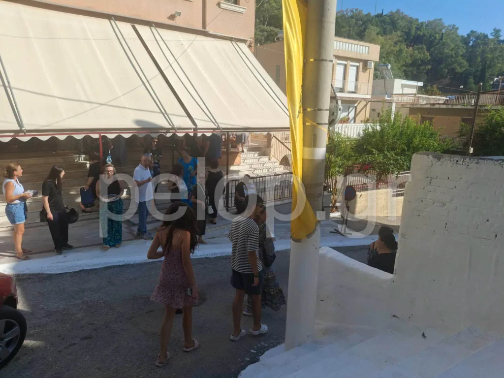 Πλήθος πιστών στον Άγιο Φανούριο στην Πάτρα – Οι φανουρόπιτες και τα τάματα για τον «Άγιο που φανερώνει» ΦΩΤΟ