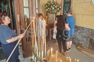 Πλήθος πιστών στον Άγιο Φανούριο στην Πάτρα – Οι φανουρόπιτες και τα τάματα για τον «Άγιο που φανερώνει» ΦΩΤΟ