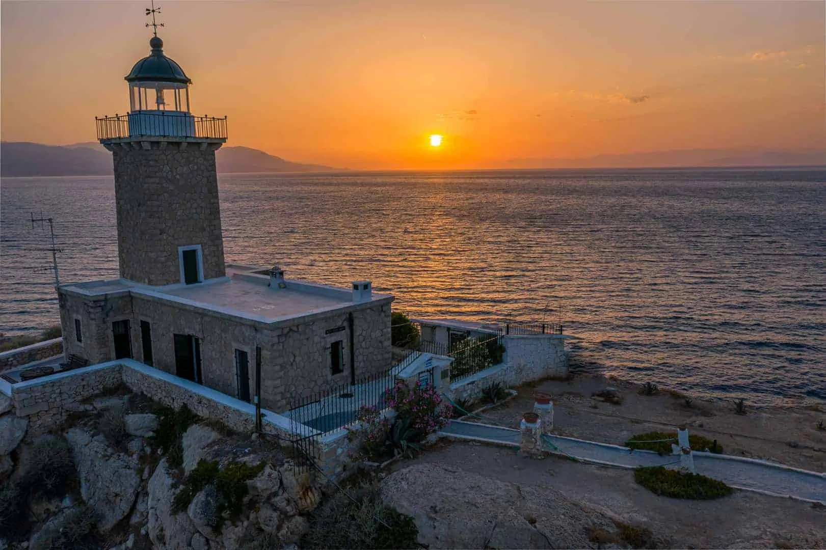 Λίμνη Βουλιαγμένης Κορινθίας: Καλοκαιρινή διαδρομή σε Ηραίο και Φάρο Μελαγκάβι Ο Φάρος Μελαγκάβι στο ηλιοβασίλεμα πάνω από τον Κορινθιακό Κόλπο