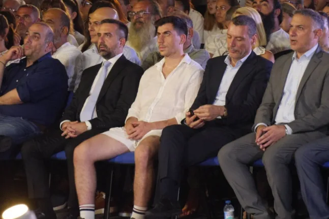 Τα «τσιμπολογήματα» της Αθηνάς Κακούρη: Με τα σορτσάκια. Ντροπή!