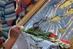 Κεφαλονιά: Επέστρεψαν τα «φιδάκια της Παναγίας» – Το παράξενο έθιμο που ζωντανεύει πριν τον Δεκαπενταύγουστο BINTEO