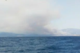 Φωτιά στη Φωκίδα: Μεγάλη κινητοποίηση στο Σκάλωμα – Εκκενώθηκαν τέσσερις περιοχές με μήνυμα 112