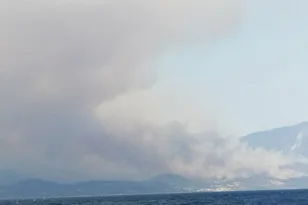Φωτιά στη Φωκίδα: Συνεχίζεται η μάχη με δύο ενεργά μέτωπα – Ζημιές σε σπίτια και εκκενώσεις οικισμών