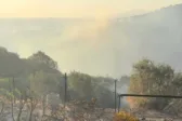 Σε ύφεση η μεγάλη φωτιά στη Δυτική Αιγιάλεια – Παραμένουν ισχυρές δυνάμεις για τον φόβο αναζωπυρώσεων