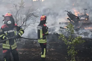 Φωτιά στη Δυτική Αττική: Κρίσιμες ώρες στην Ψάθα – Μάχη με εστίες και αναζωπυρώσεις