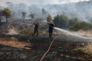 Δυτική Αττική: Στη Λούμπα το βάρος της μάχης – Συνεχείς ρίψεις σε τέσσερις ζώνες