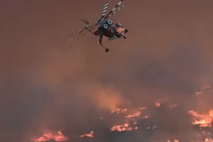 Πόρτο Γερμενό και Βοιωτία στις φλόγες: Σπίτια κάηκαν, μαζικές εκκενώσεις, άνθρωποι απομακρύνθηκαν διά θαλάσσης