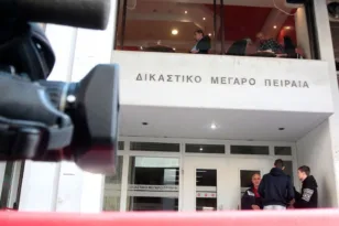 Πυροσβεστικές δυνάμεις στο Δικαστικό Μέγαρο Πειραιά όπου εκδηλώθηκε φωτιά
