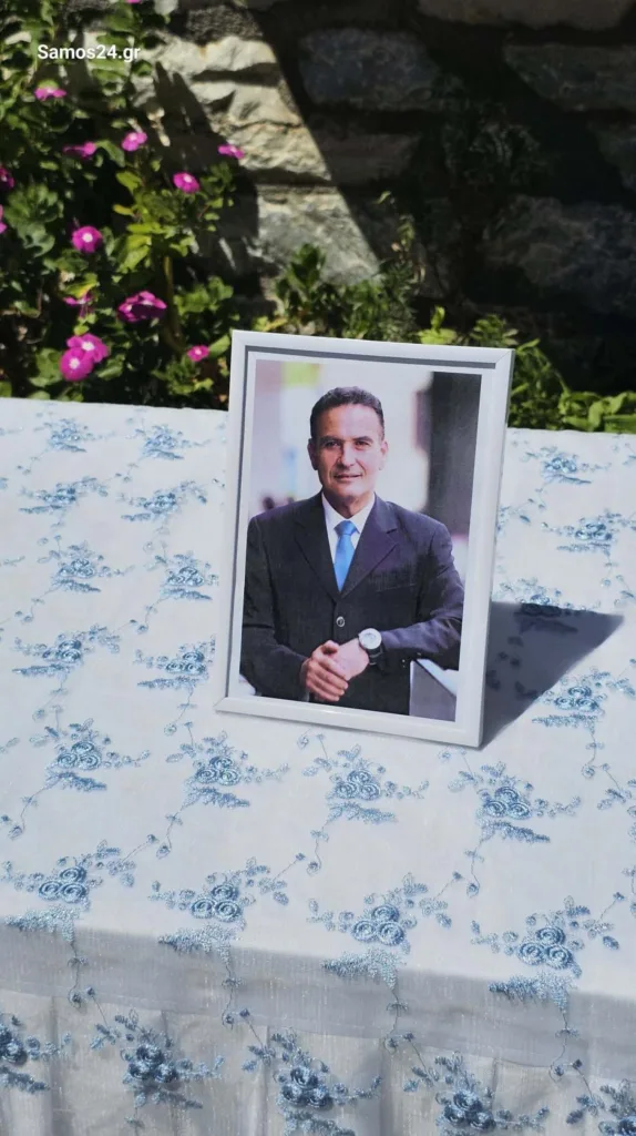 Φούρνοι: Με κόρνες πλοίων και πορτοκαλί καπνογόνα αποχαιρέτησαν τον δήμαρχο Δημήτρη Καρύδη
